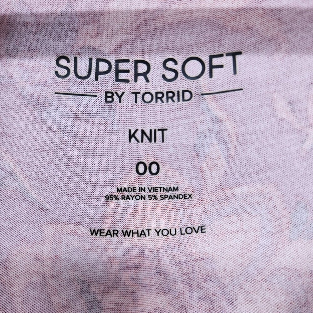 New Torrid Super Soft Button-Front Seamed Top Women's Size M/L Red Paisley NWT - Picture 7 of 11